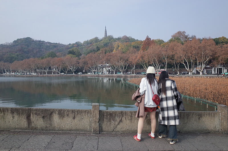 冬日暖阳下的西湖奇景：短袖游客与即将到来的寒流形成鲜明对比  第2张