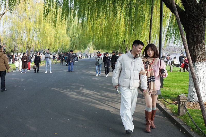 冬日暖阳下的西湖奇景：短袖游客与即将到来的寒流形成鲜明对比  第3张