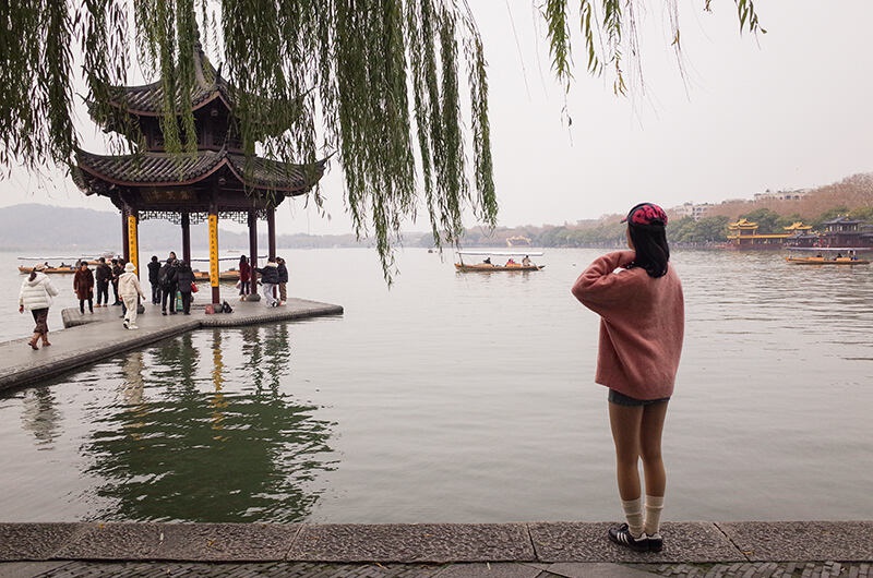冬日暖阳下的西湖奇景：短袖游客与即将到来的寒流形成鲜明对比  第4张