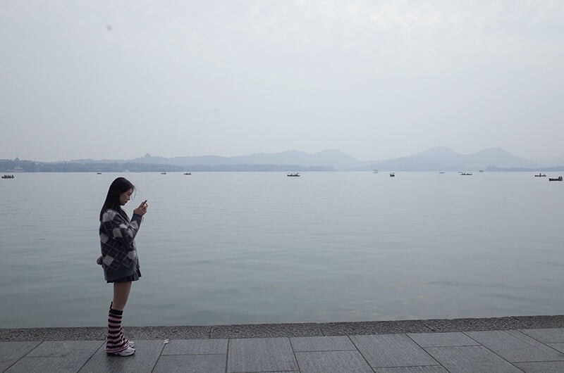 冬日暖阳下的西湖奇景：短袖游客与即将到来的寒流形成鲜明对比  第5张