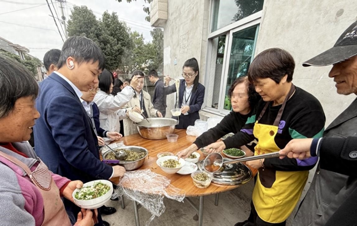 寒风中的温暖：台州银行宁波长街支行爱心煮面活动，让村民感受金融知识与美食的双重温暖