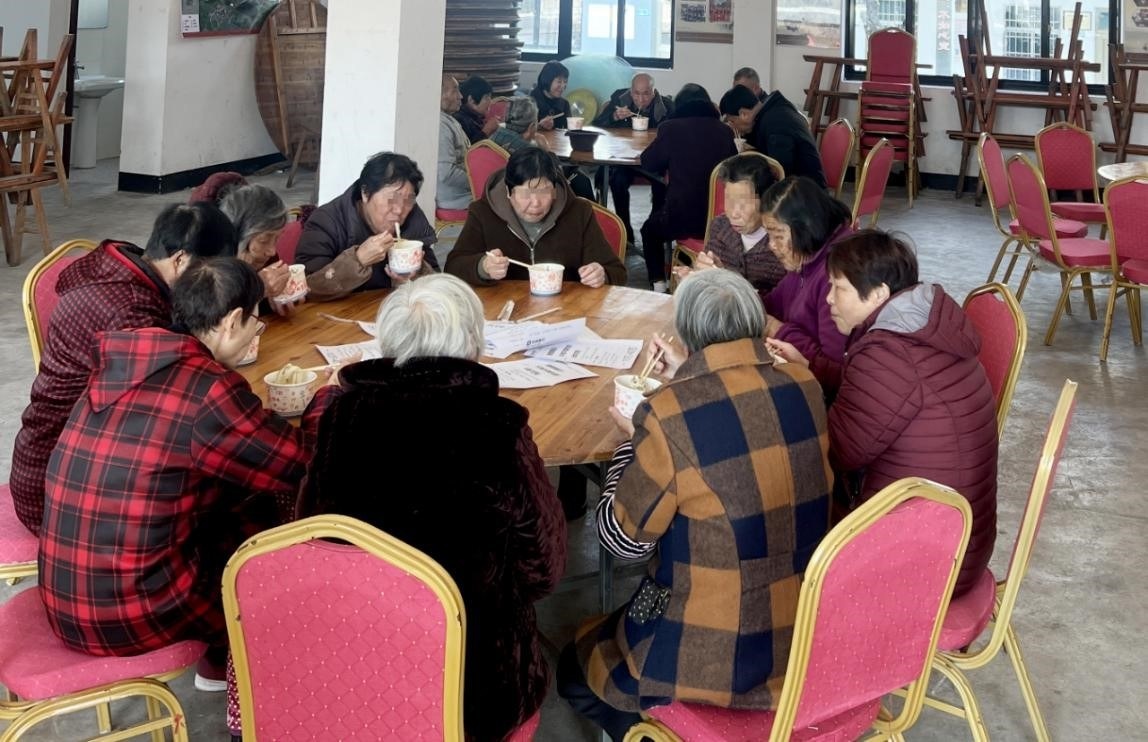 寒风中的温暖：台州银行宁波长街支行爱心煮面活动，让村民感受金融知识与美食的双重温暖  第2张