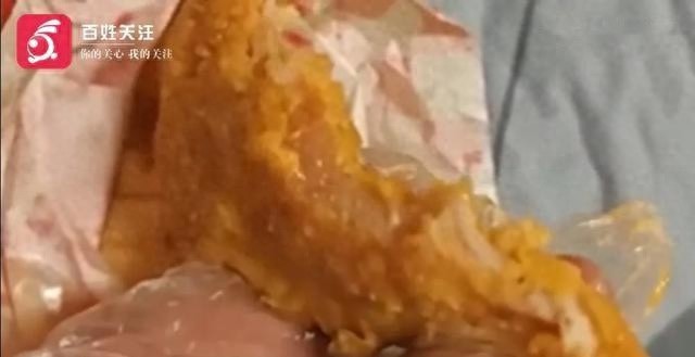 惊！塔斯汀汉堡再现生肉事件，消费者恶心呕吐，店家竟称‘按标准炸制’？