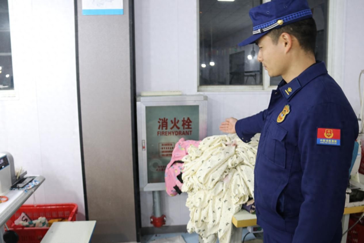 洪湖市消防救援大队深入企业，揭秘冬季火灾防控的五大关键步骤