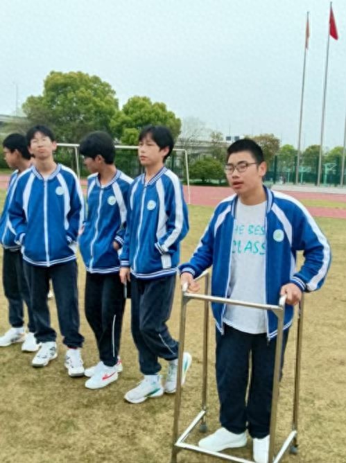 脑瘫少年范家乐的励志故事：从无法行走到独立乘坐地铁上下学