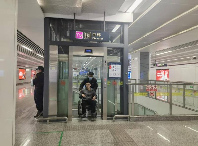 脑瘫少年范家乐的励志故事：从无法行走到独立乘坐地铁上下学  第2张