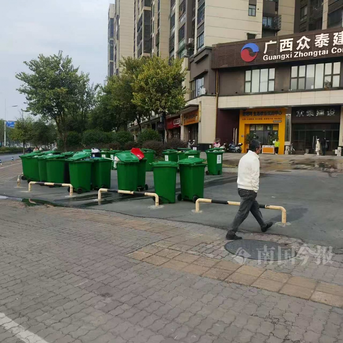 柳州东环大道惊现20多个大垃圾桶，究竟是谁在制造这场‘垃圾围城’？  第3张