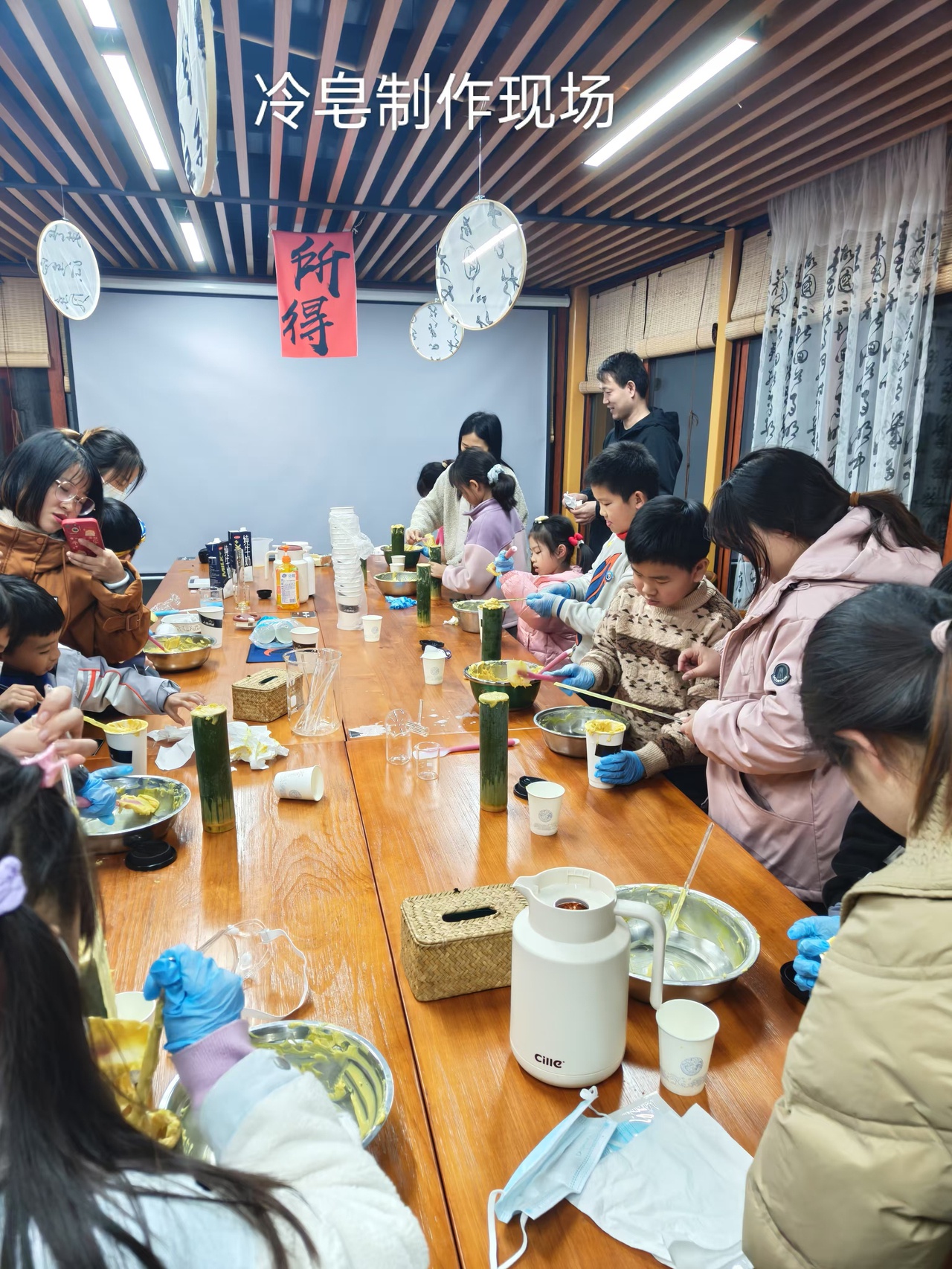 乡村咖啡馆变身化学实验室！51岁老板免费教课，孩子们的科学梦想从这里启航  第3张