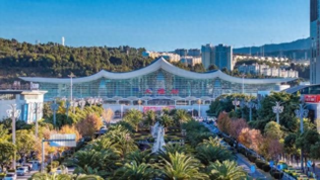 大理火车站新站房震撼亮相！2025年春运前投入使用，苍山洱海美景尽收眼底