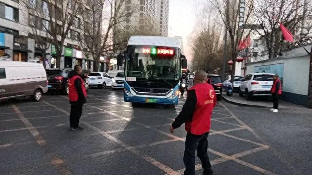 寒冬中的温暖守护：太原公交864路驾驶员提前开暖风，乘客直呼太棒了