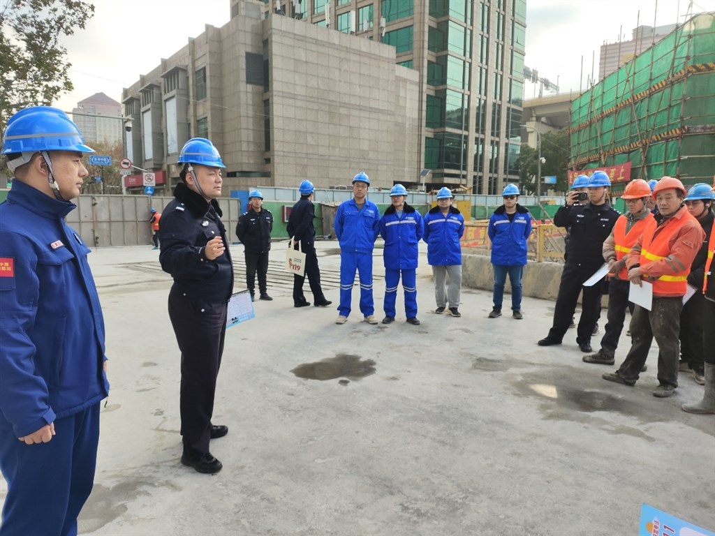 临近年关，淮海中路街道联合警方深入工地，揭秘反诈与消防安全的关键要点