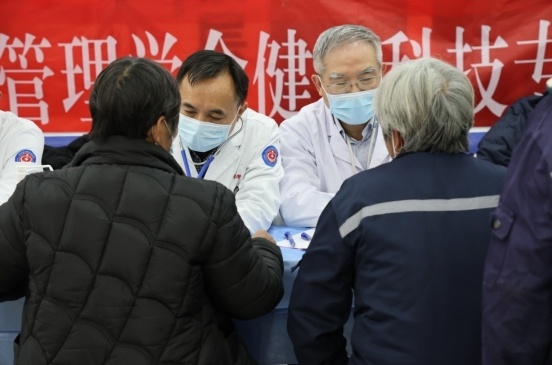 济宁市微山县两城镇居民健康大礼包：专家义诊与健康科普，让优质医疗资源触手可及  第2张