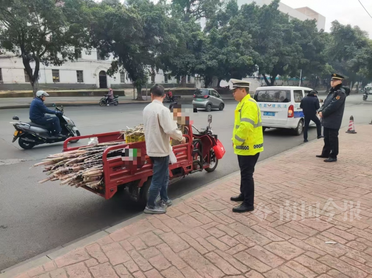 柳州街头惊险一幕：电动三轮车逆行躲避红灯，执法人员果断拦截保障安全  第2张