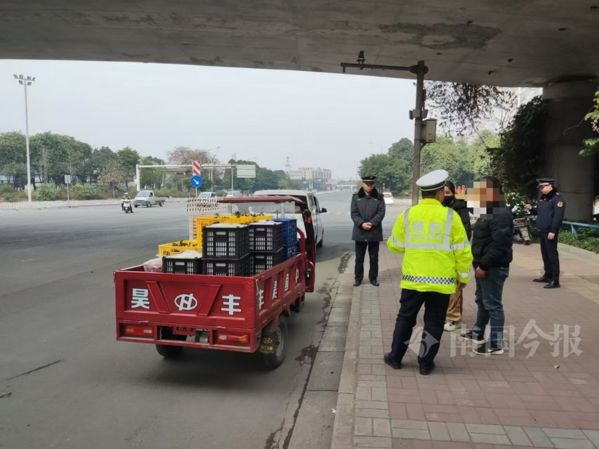 柳州街头惊险一幕：电动三轮车逆行躲避红灯，执法人员果断拦截保障安全  第3张