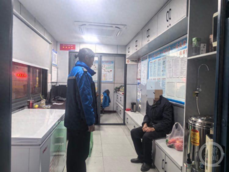 寒冬暖心一幕：聋哑老人迷路，公交司机朱玲伸出援手，家人感激不尽  第1张