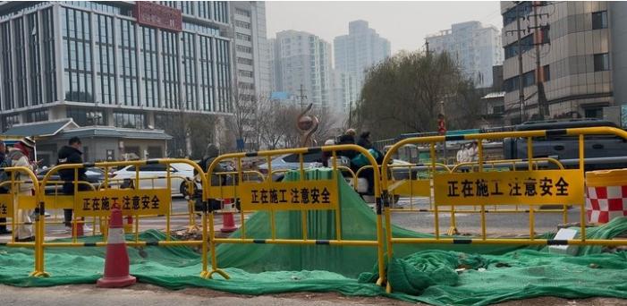 济南市中心惊现神秘施工！齐鲁医院与省中医间将建过街天桥，背后有何玄机？  第2张