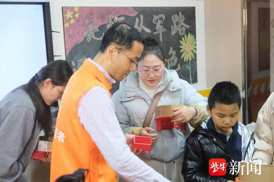 揭秘宠物自动水粮分配器背后的科学原理：徐教授带你探索日常生活中的物理奥秘