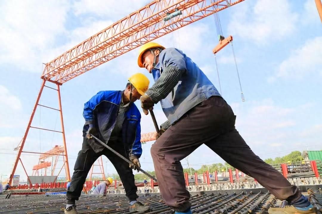 震撼！每天生产 8 块桥面板，崇启公铁长江大桥预制桥面板场已形成大规模施工条件
