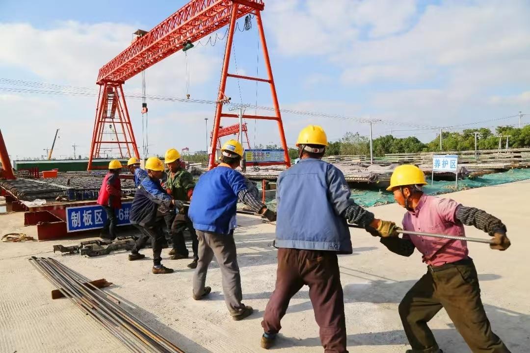 震撼！每天生产 8 块桥面板，崇启公铁长江大桥预制桥面板场已形成大规模施工条件  第3张