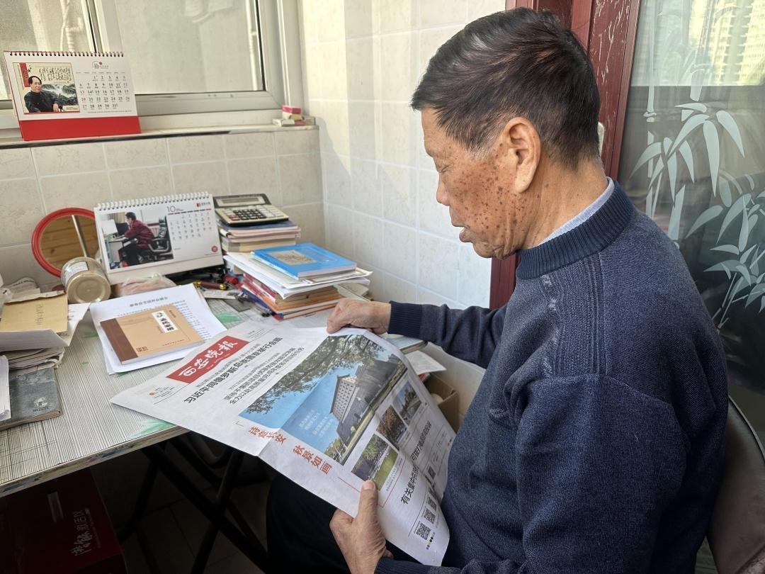 96 岁老人 19 年贴满 15 余册剪报本，背后故事令人惊叹  第2张