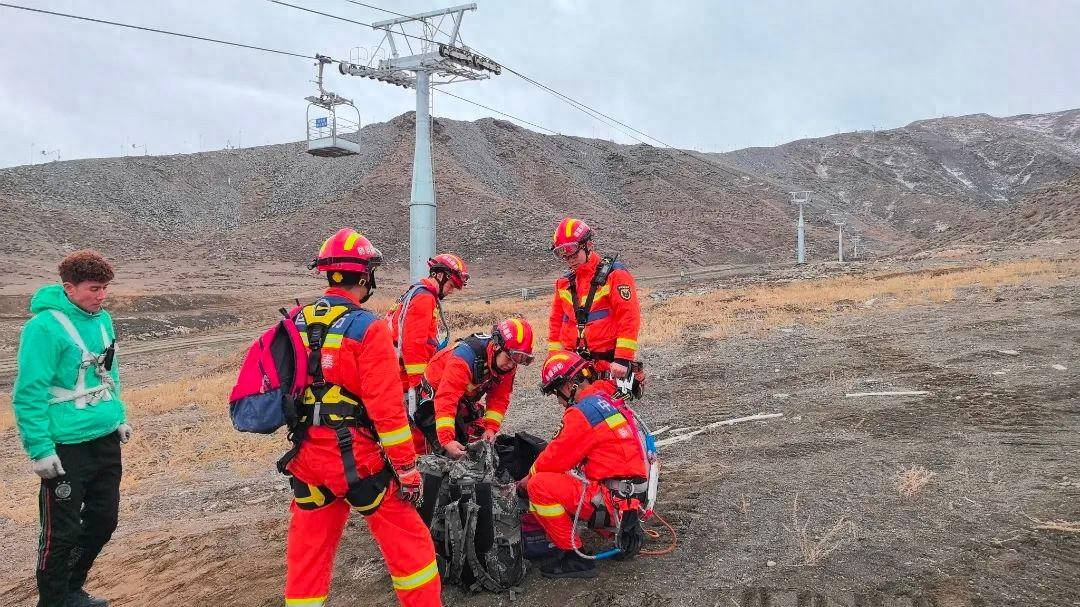 低温高空索道救援训练：为游客安全滑雪保驾护航  第1张