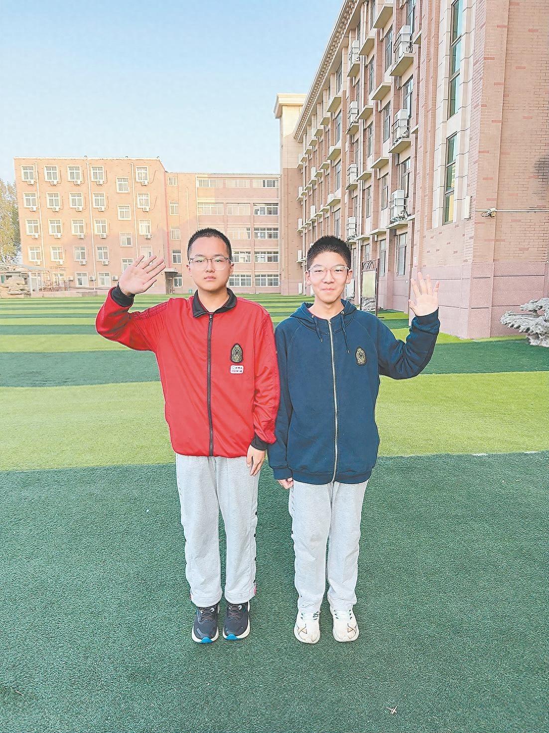 两初中生吃饭藏钱，店主揭秘背后暖心故事，太感人了  第1张