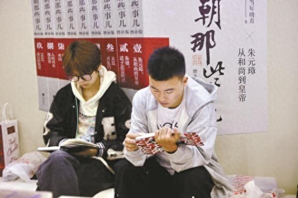 淅淅沥沥小雨也浇不灭的热情！浙江书展首日，万人齐聚宁波国际会展中心