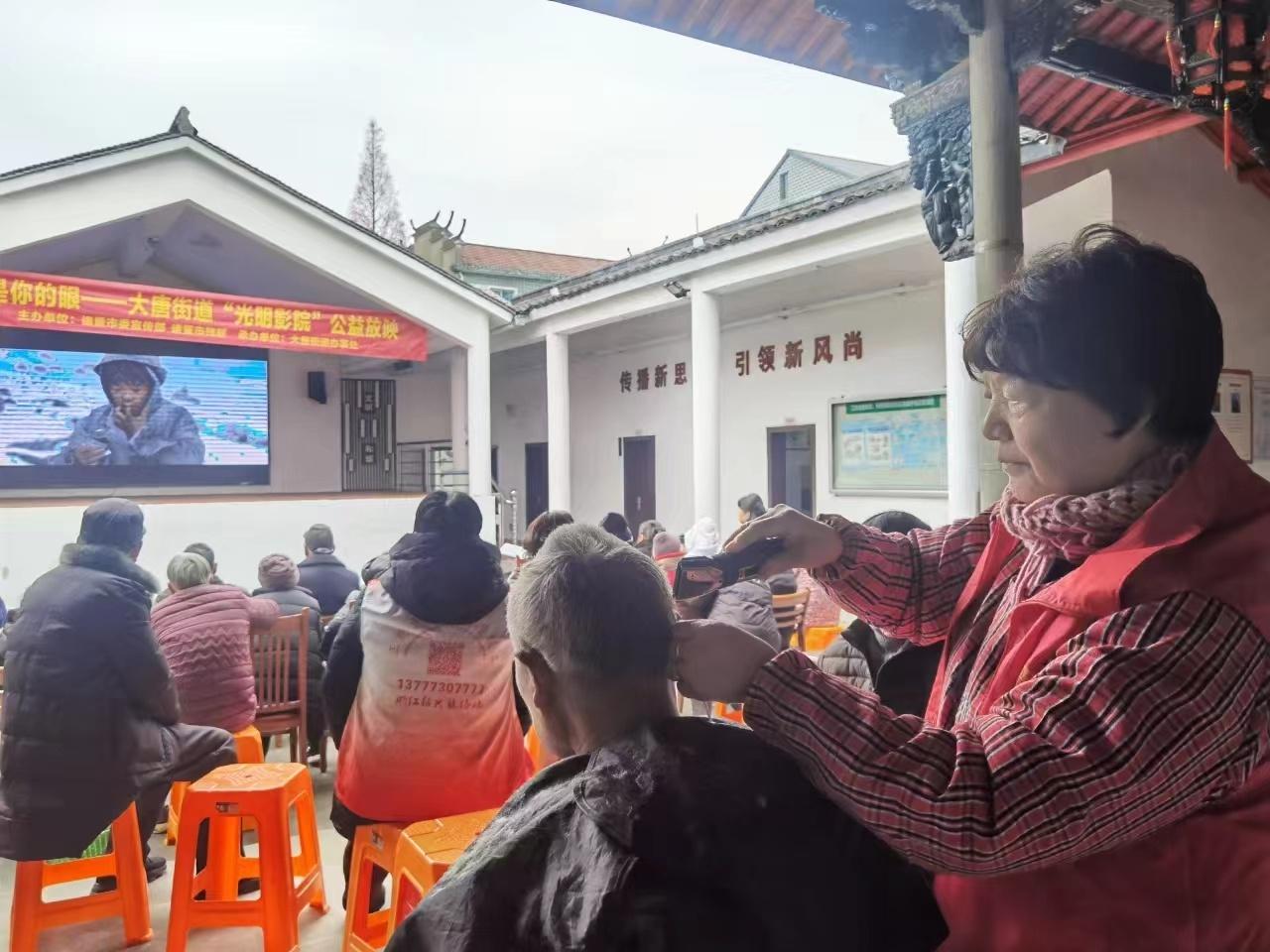 24 岁视障姑娘人生中的第一场电影，你知道她看的是什么吗？  第3张