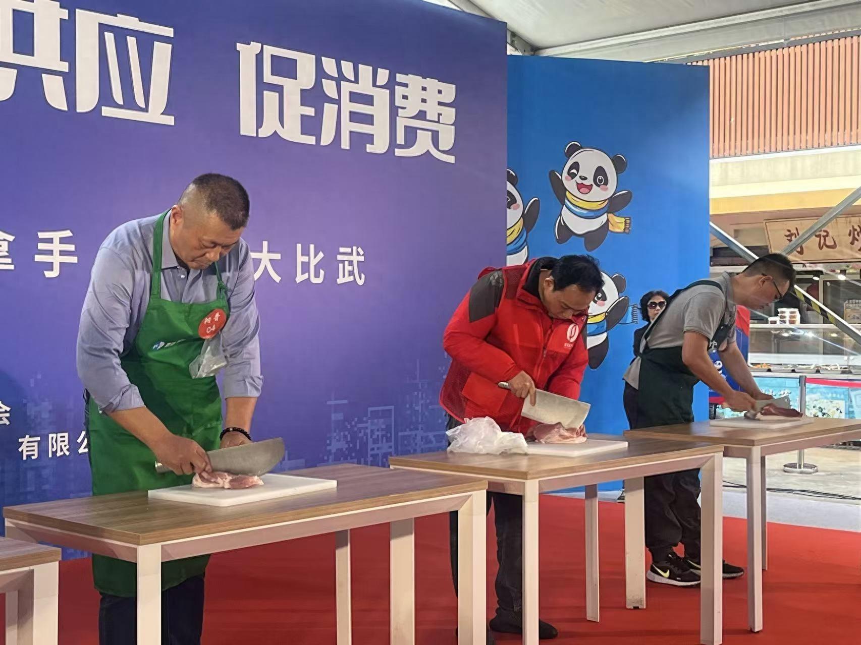 惊呆了！菜市场比武惊现神刀手，一刀下去误差仅 1 克  第1张