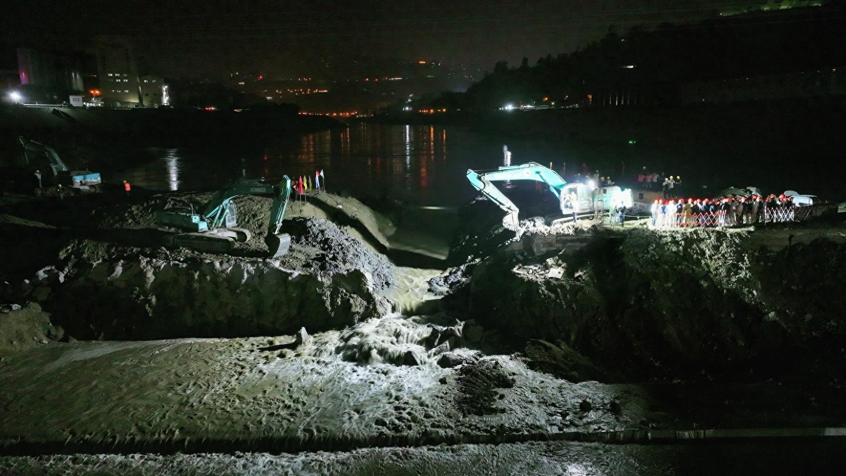 银江水电站成功实现进出水口充水及溢流坝段分流，首台机组投产发电进入倒计时  第1张
