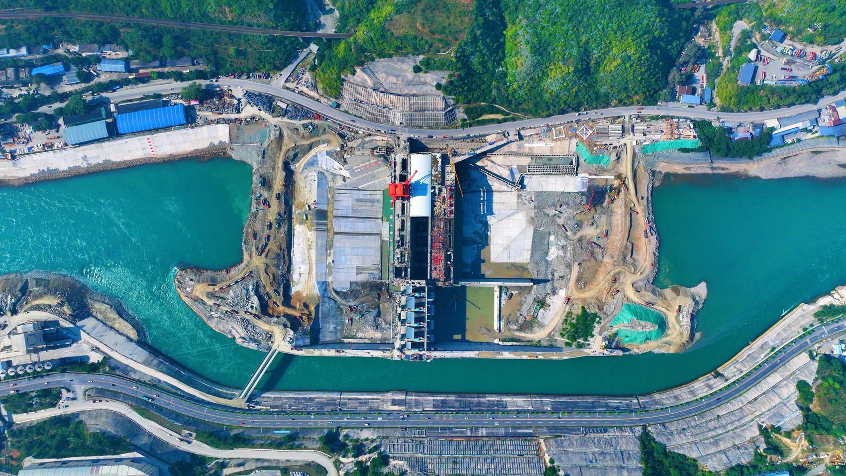 银江水电站成功实现进出水口充水及溢流坝段分流，首台机组投产发电进入倒计时  第2张