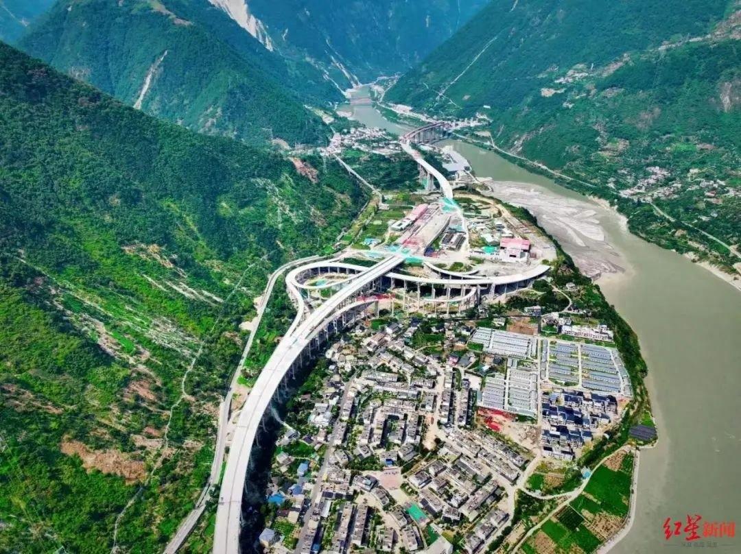 厉害了！泸石高速海螺沟综合体主体工程顺利完工，2025 年通车指日可待  第1张