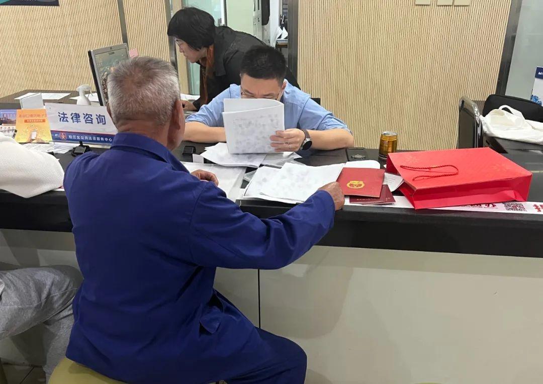 退休前夕受伤，工伤赔偿却迟迟未到，谁来帮帮何老伯？  第2张