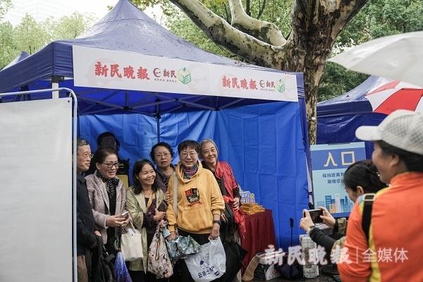 申城秋雨淅沥，读者热情不减，新民晚报为何有如此魅力？  第3张