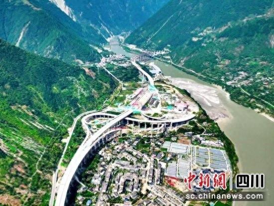 四川泸定至石棉高速公路海螺沟互通主体工程顺利完工，2025 年通车可期