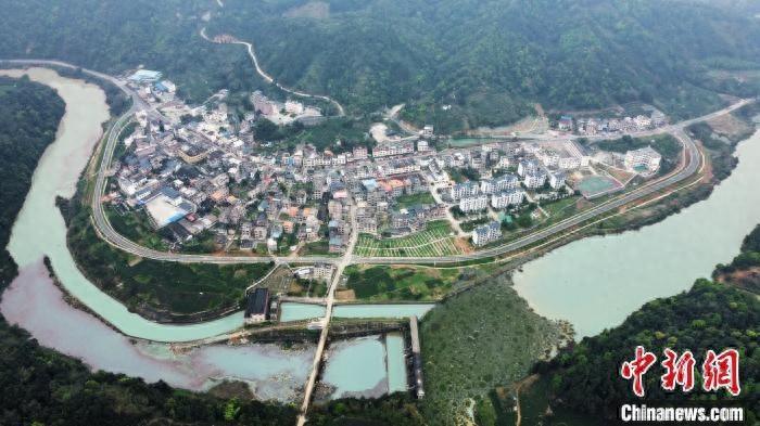 国道 241 线过境公路提质改造，广西这个镇发生了什么？  第1张