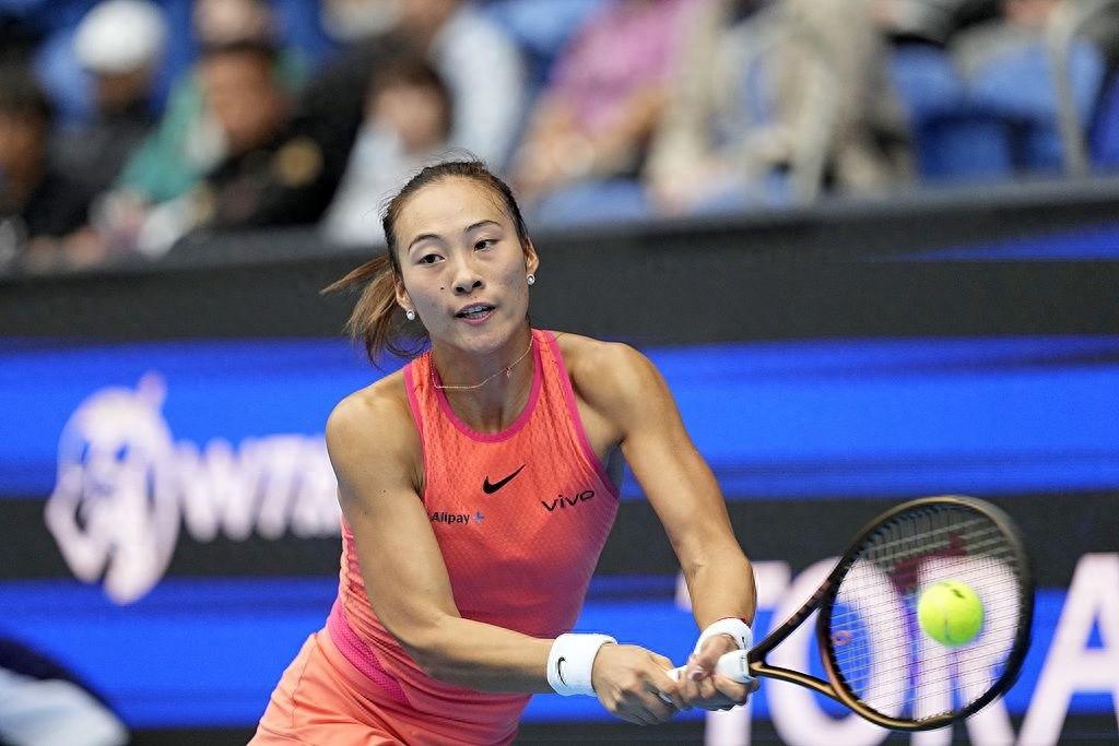 中国金花郑钦文 2 比 0 完胜施耐德，时隔两年再进 WTA500 东京站决赛  第1张