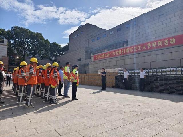 1500 份暖心包！石岩街道致敬最美劳动者，30 名环卫工获表彰  第2张