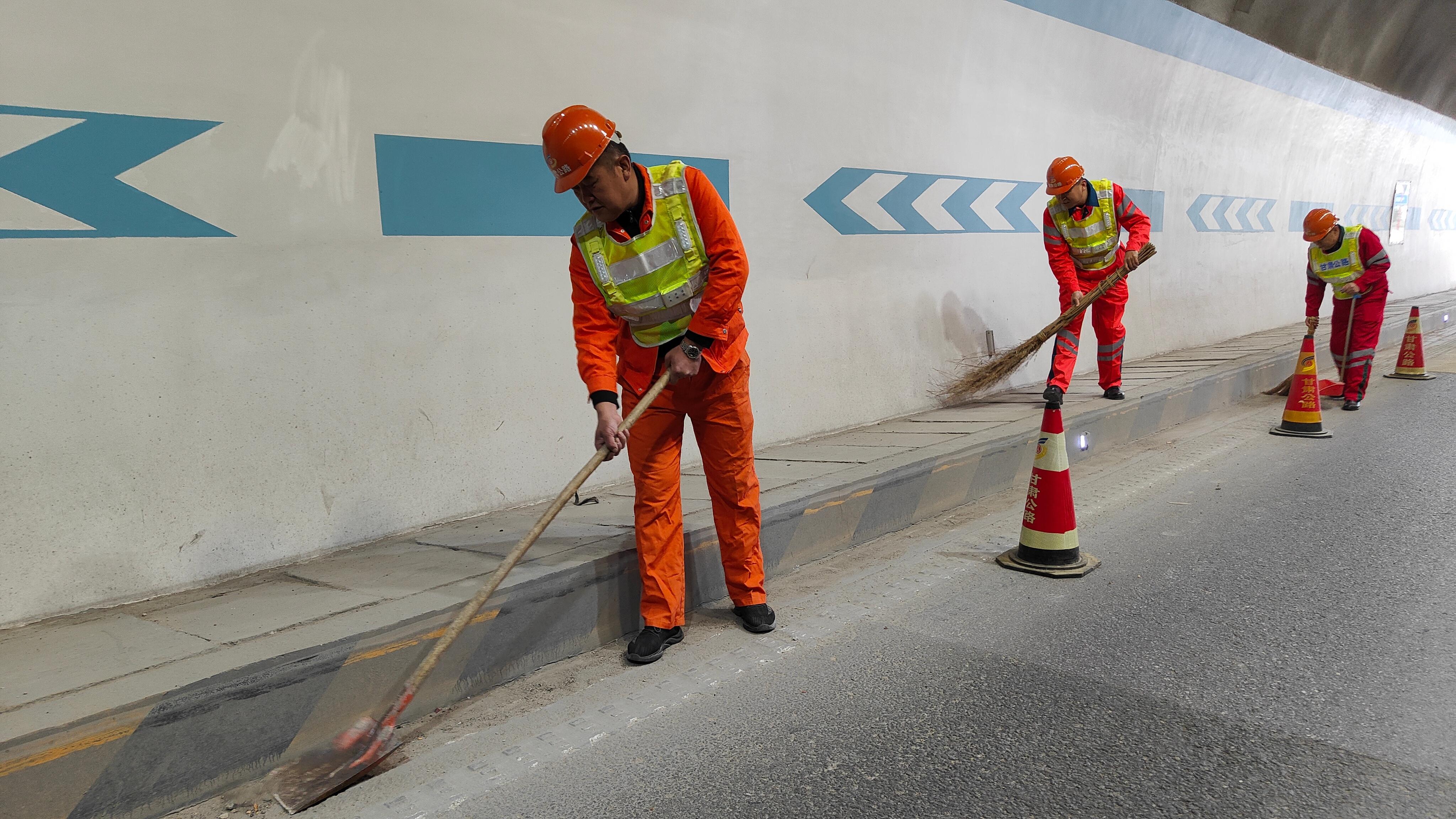 定西市安定公路段全力打造安全畅通公路环境，你知道他们都做了什么吗？  第2张