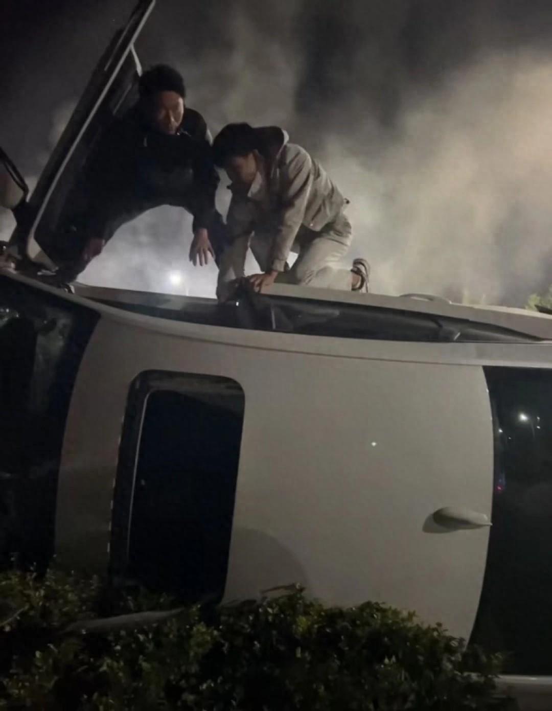 00 后夫妇夜晚收摊遇侧翻冒烟车辆，果断用摆摊刀割安全带连救三人