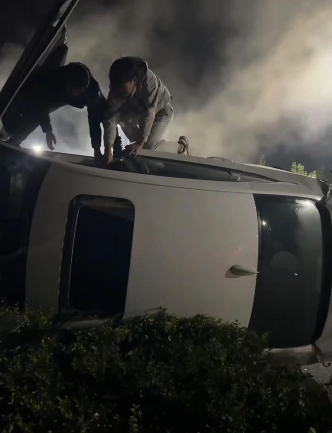 00 后夫妇夜晚收摊遇侧翻冒烟车辆,果断用摆摊刀割安全带连救三人  第3张 00 后夫妇夜晚收摊遇侧翻冒烟车辆,果断用摆摊刀割安全带连救三人  第3张