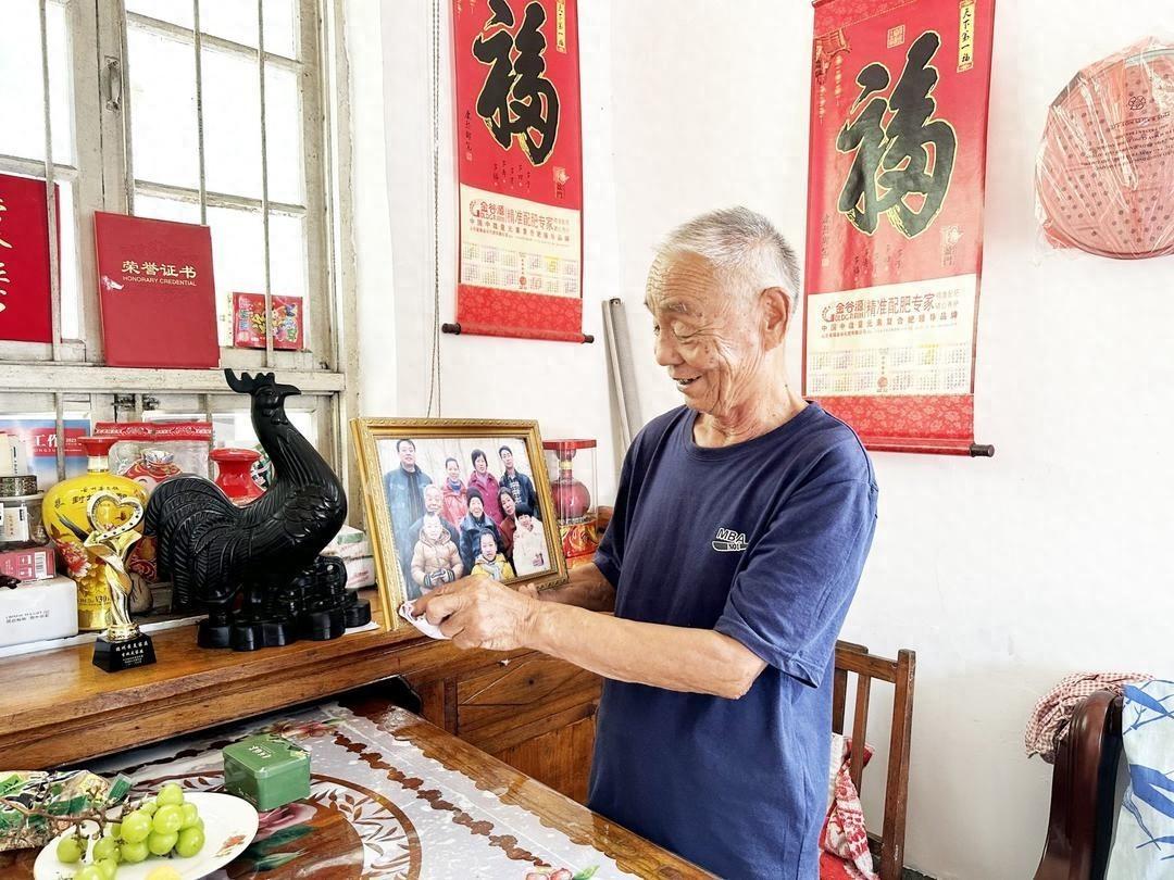 60 年!他竟照顾了 4 个家庭,背后的原因令人动容 第1张 60 年!他竟照顾了 4 个家庭,背后的原因令人动容 第1张