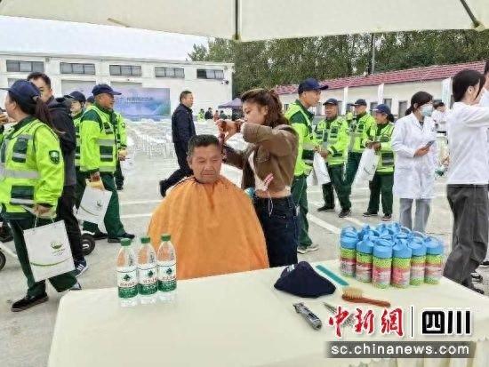 成都青羊区举办活动致敬蓉城卫士，礼赞劳动之美！近两百名环卫工人代表参加  第1张