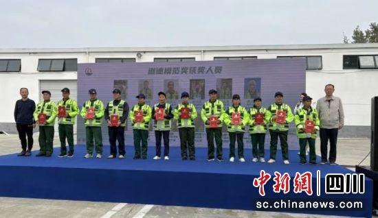 成都青羊区举办活动致敬蓉城卫士，礼赞劳动之美！近两百名环卫工人代表参加  第2张