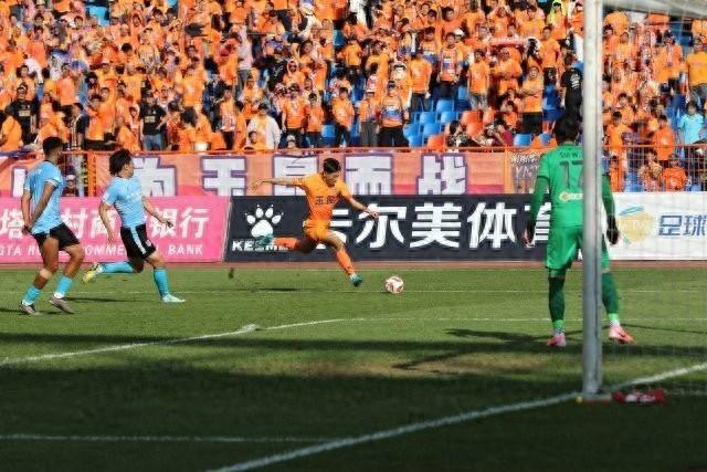 中甲联赛冠军云南玉昆队 2:0 击败大连英博队，完美收官