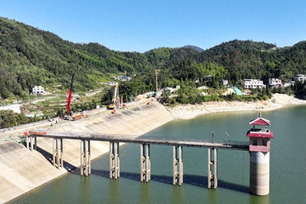 2024 年 10 月 25 日，湖北一水库除险加固工程正在紧张施工  第1张