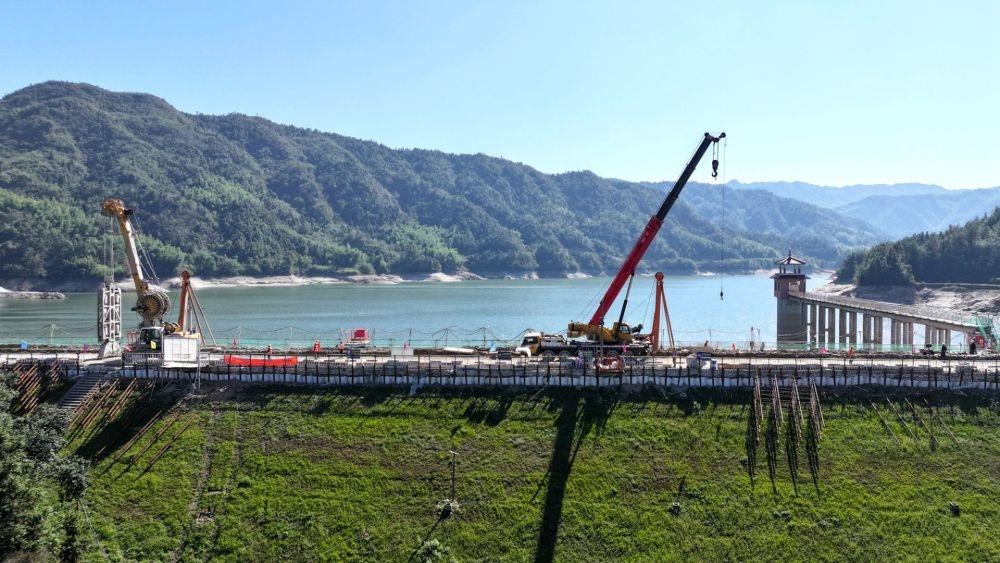 2024 年 10 月 25 日，湖北一水库除险加固工程正在紧张施工  第2张