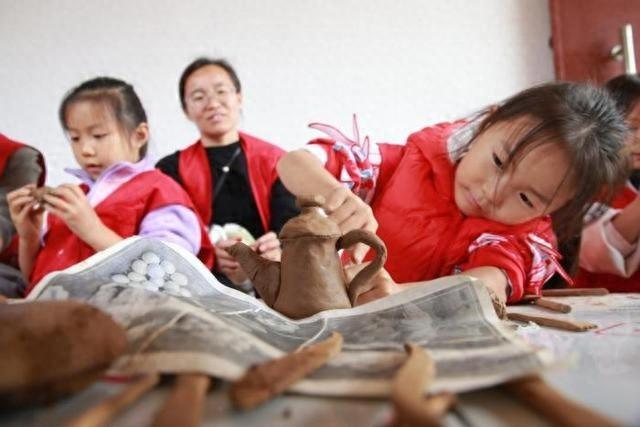 滨州三河湖田小丫中小学生研学营地：大表哥摔泥巴，让孩子们重拾童年乐趣