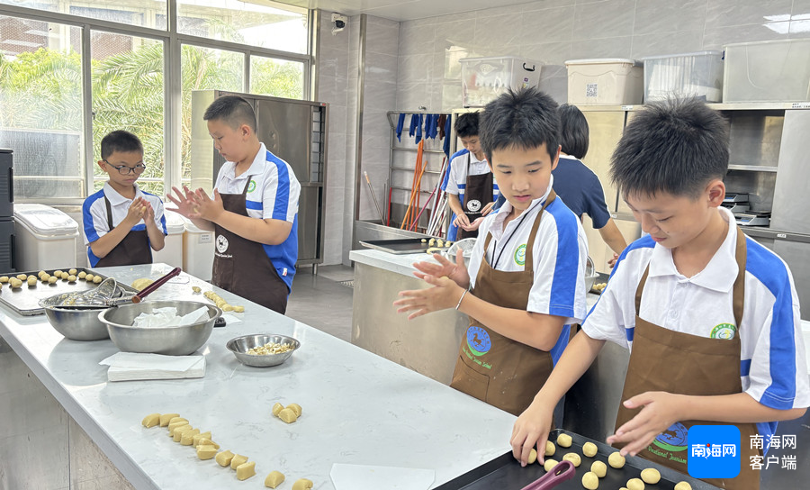 海口一中学生走进旅游职校，体验面点制作，感受职业魅力  第2张