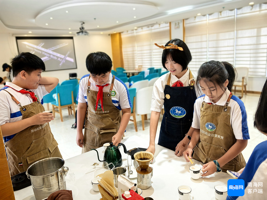 学生走进职业学校体验咖啡之旅，开启未来职业探索之门